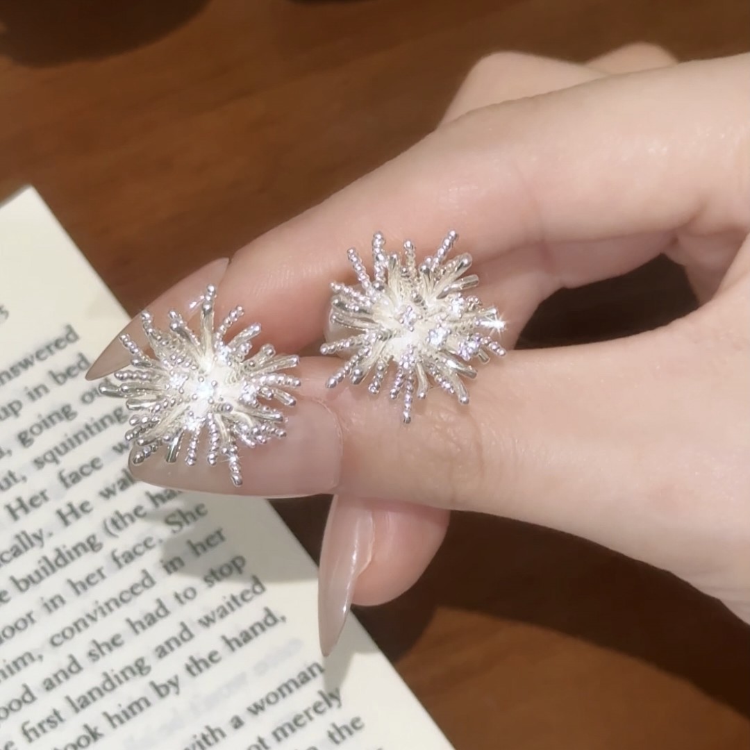 铜合金耳饰 适合春夏的爆闪白色烟花耳夹耳钉高级感轻奢耳钉时尚