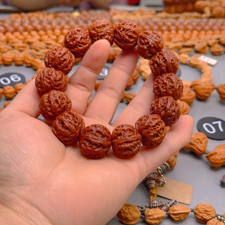 邱****吊坠文玩核桃核桃手串