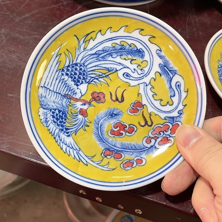 瓷片///////直径13.5厘米。红。
