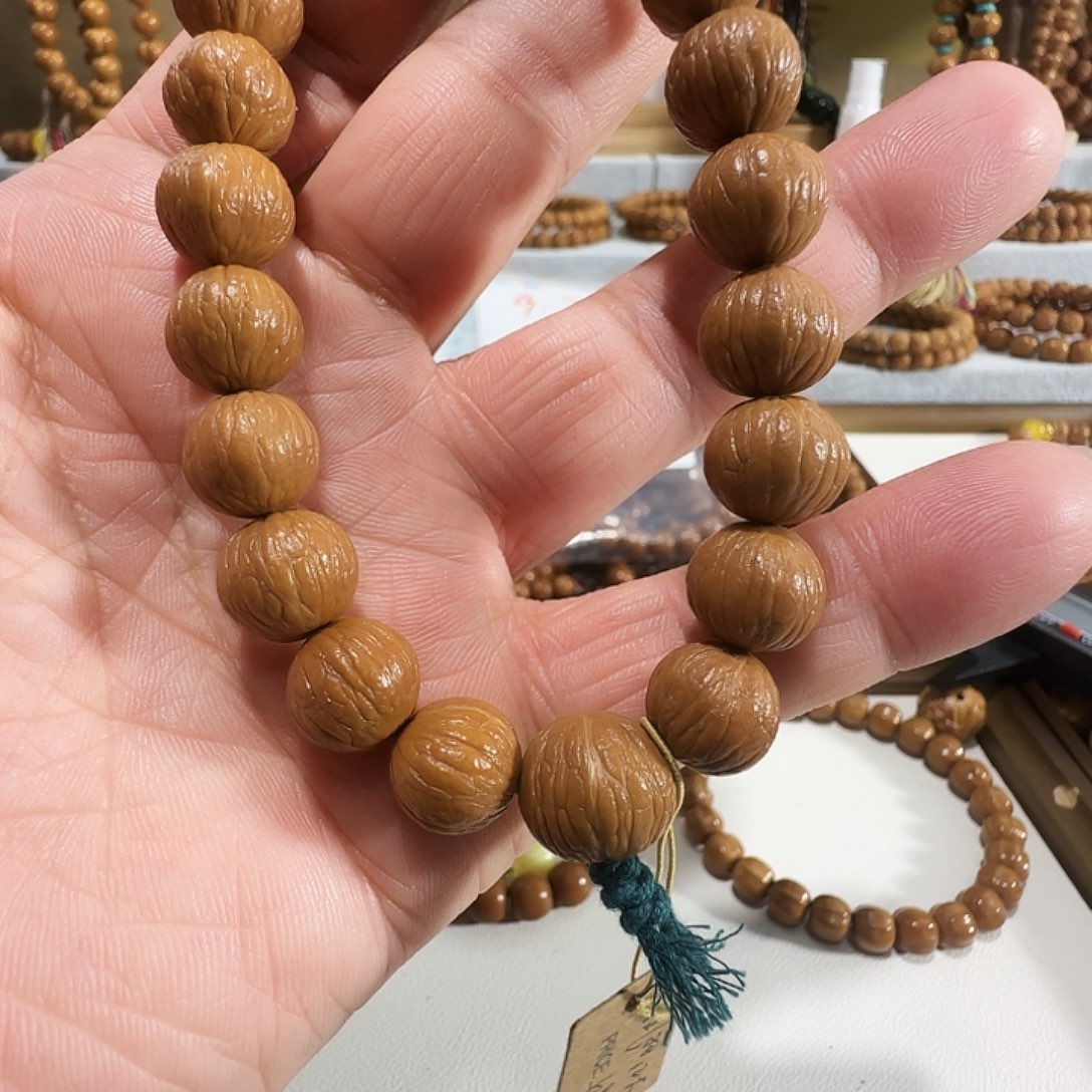 猴头核桃手串原皮原色猴头手持凤羽