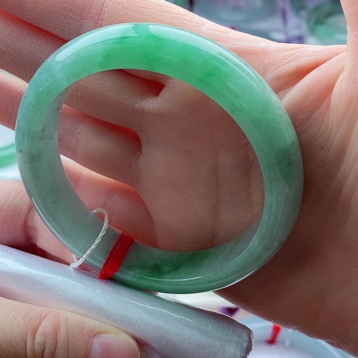 翡翠未镶嵌手镯58阳绿