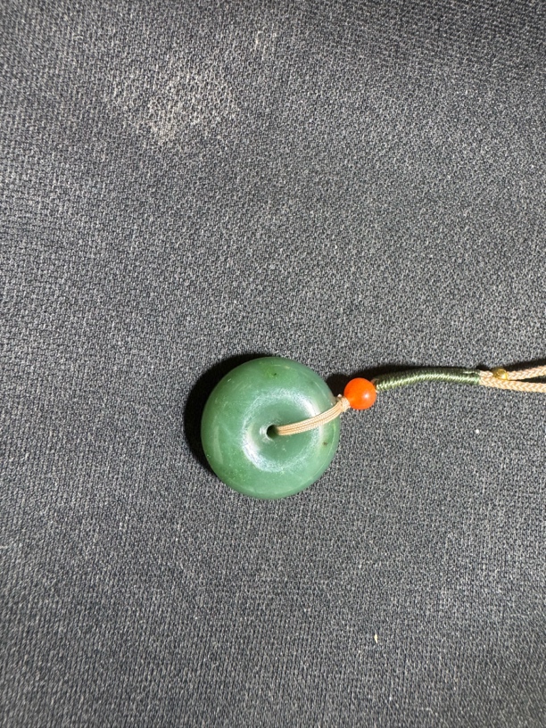 和田玉菠菜绿平安扣彰显高贵气质中式颈饰挂件