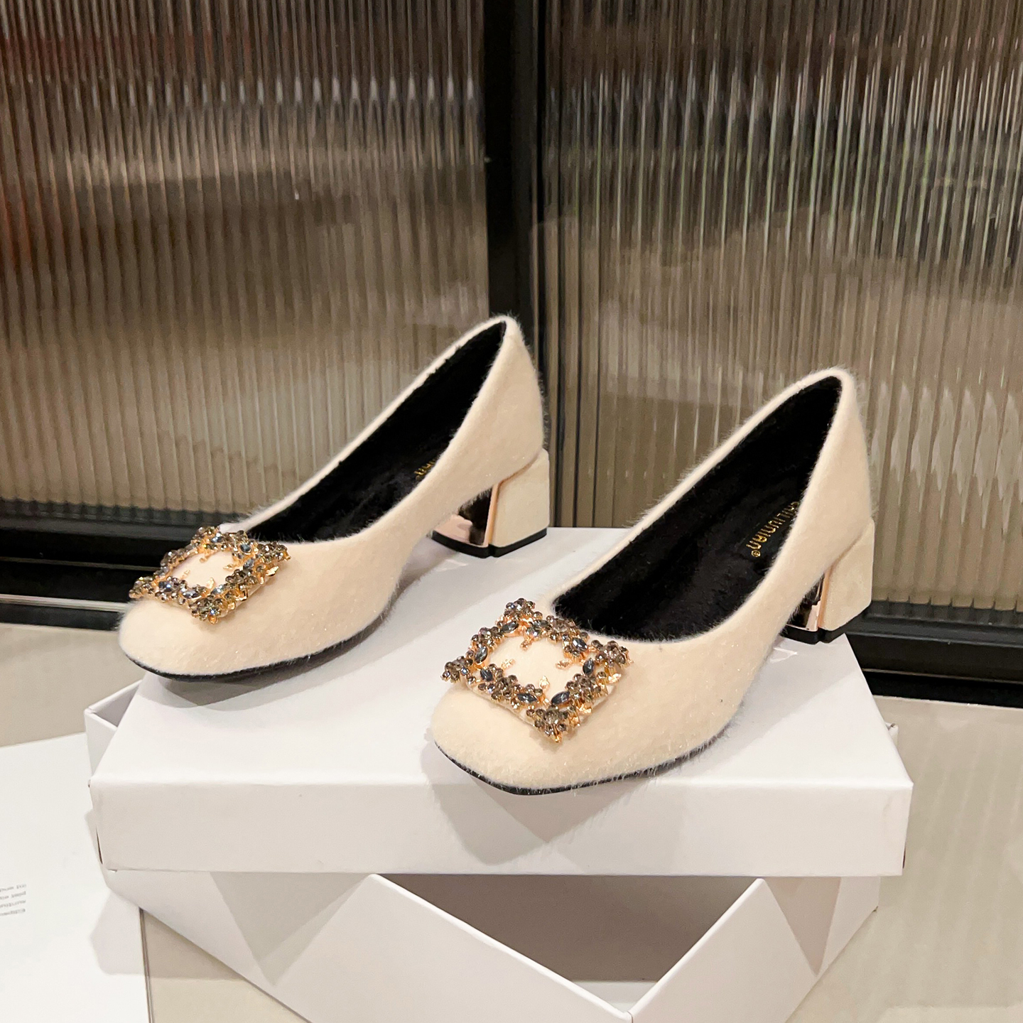 白色方扣气质单鞋女加绒粗跟毛毛鞋温柔风配裙子中高跟伴娘新娘鞋