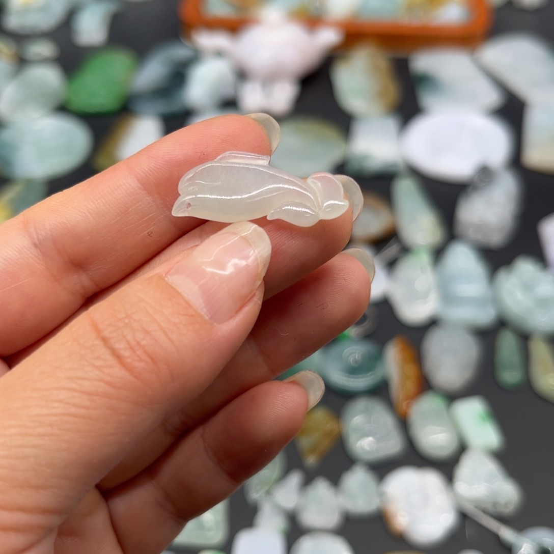 翡翠未镶嵌颈饰海豚