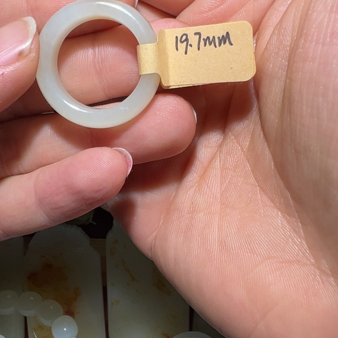 和田玉挂件未镶嵌别****呢