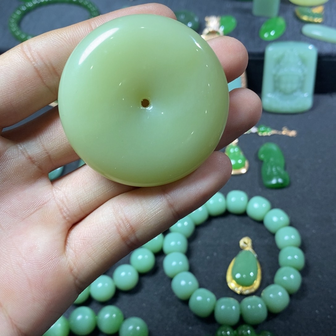 颈饰未镶嵌和田玉（黄玉）