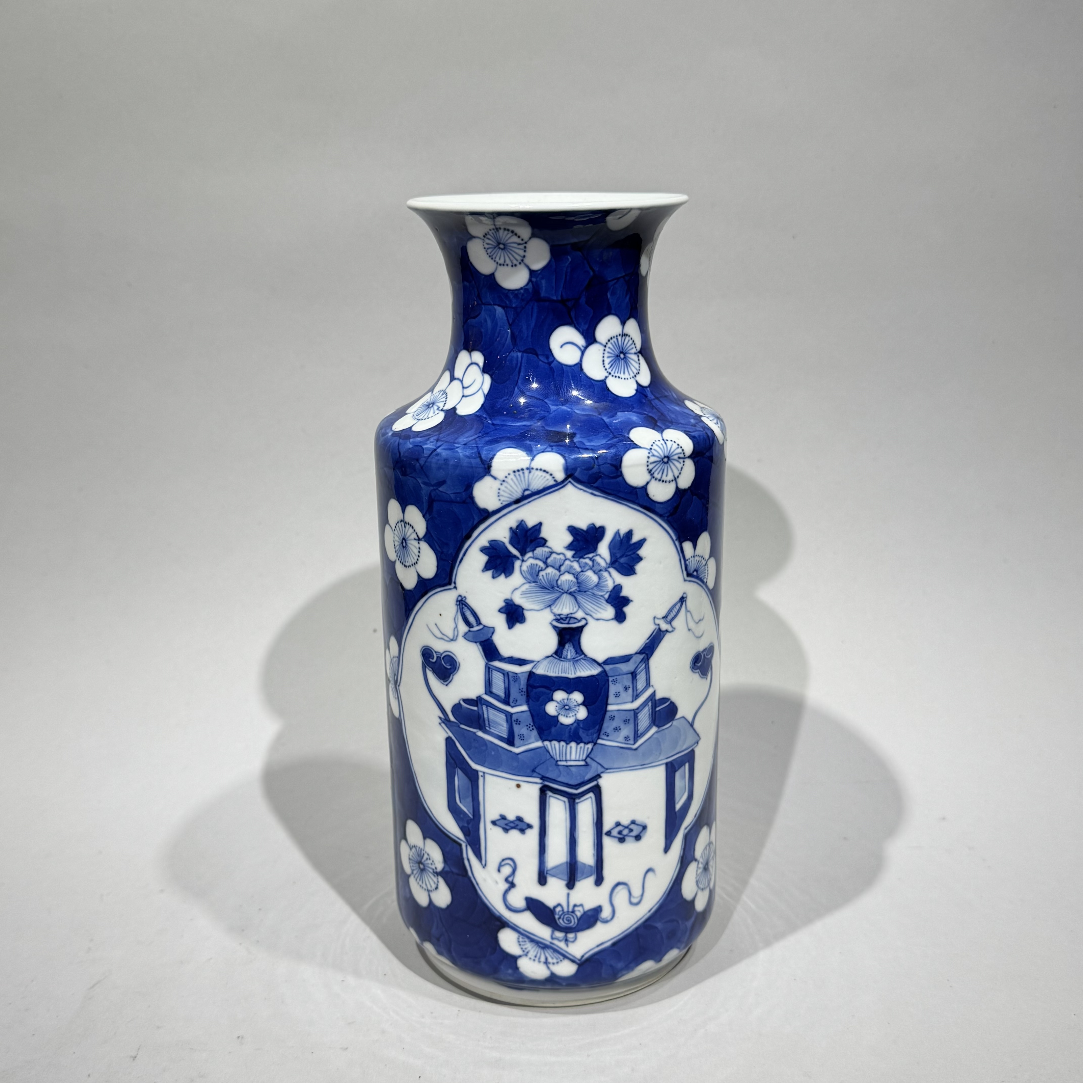 清光绪·青花留白冰梅开窗博古纹棒槌瓶【古董拍卖】