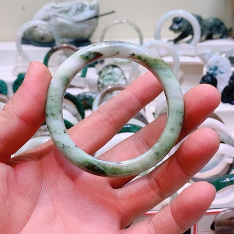 未镶嵌独山玉手镯