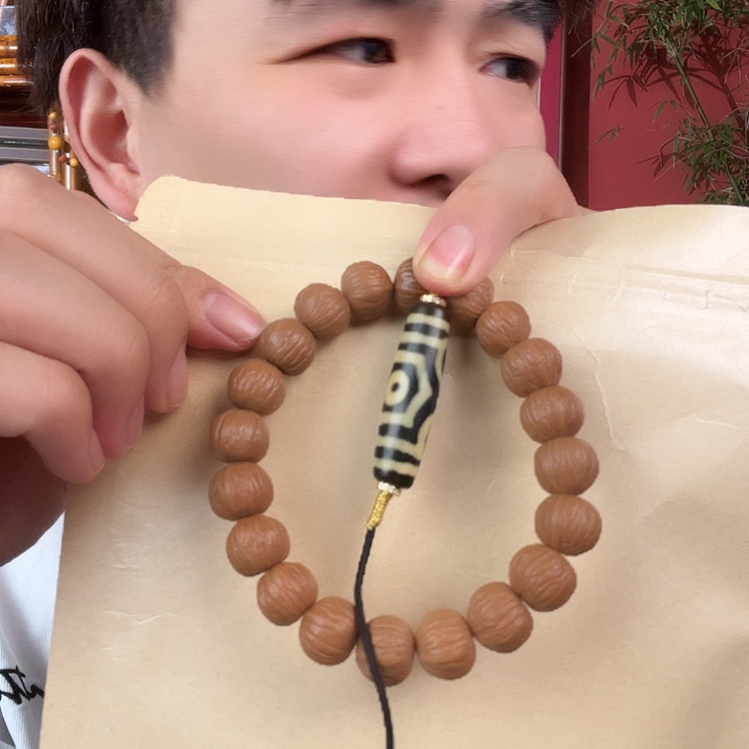 陈***钱吊坠猴头核桃手串