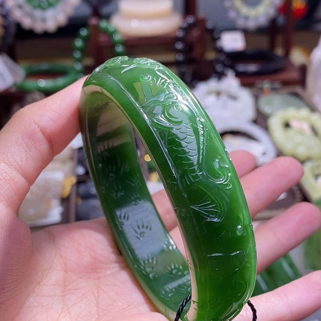 和田玉未镶嵌碧玉雕花手镯60.8圈口