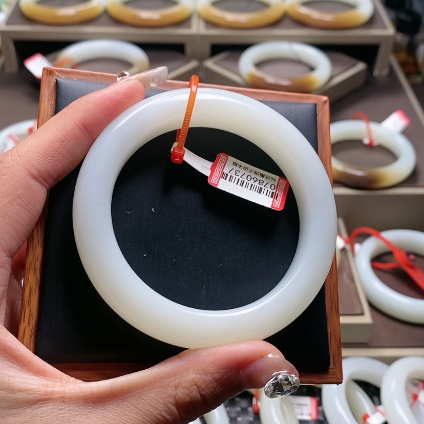 【闪购商品】和田玉手镯未镶嵌温**应