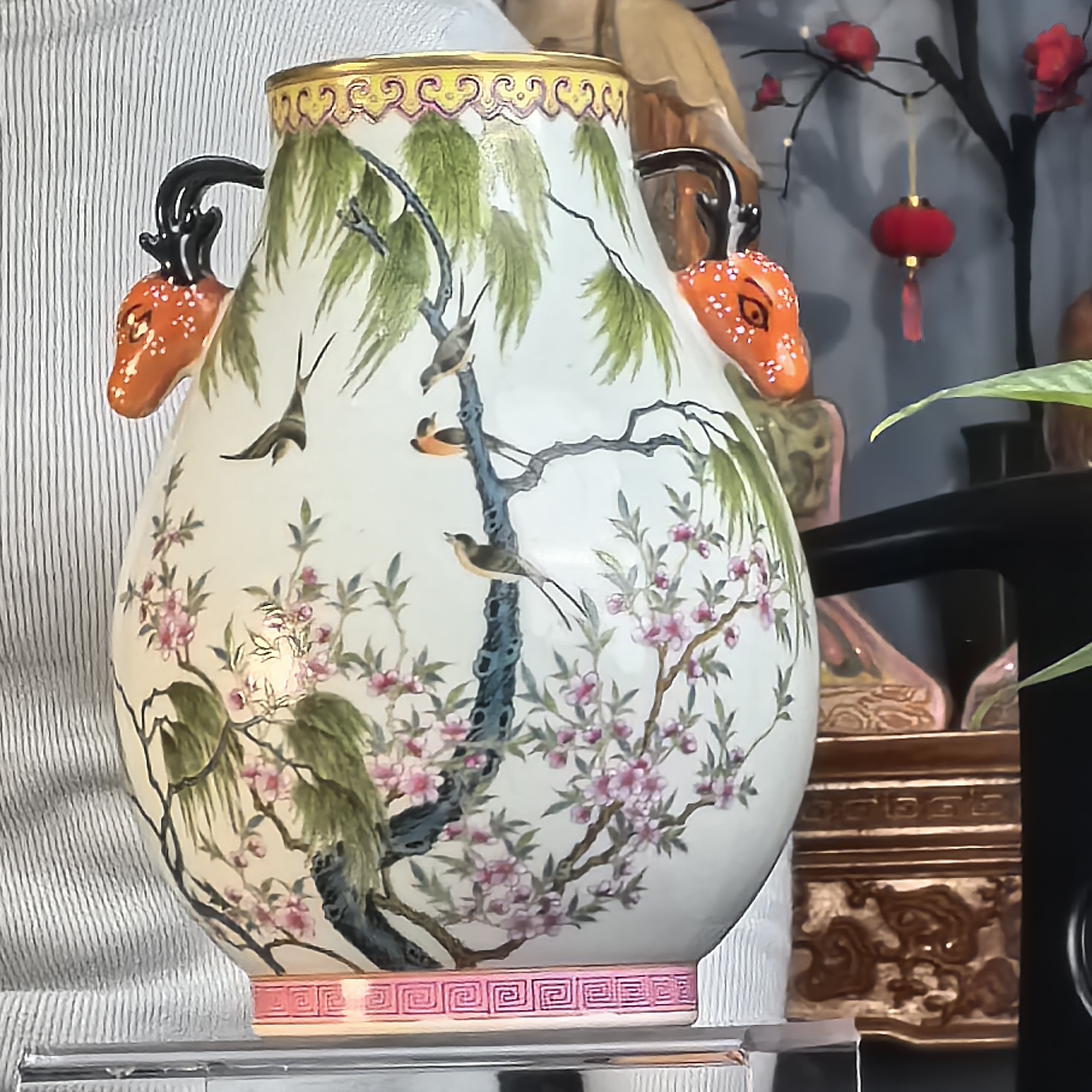 粉彩杏林春燕双鹿头尊