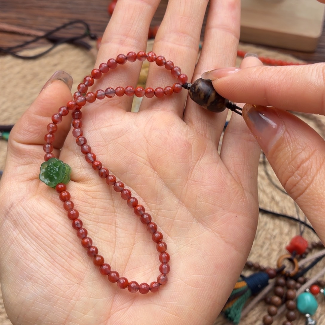 自***疼和田玉未镶嵌颈饰