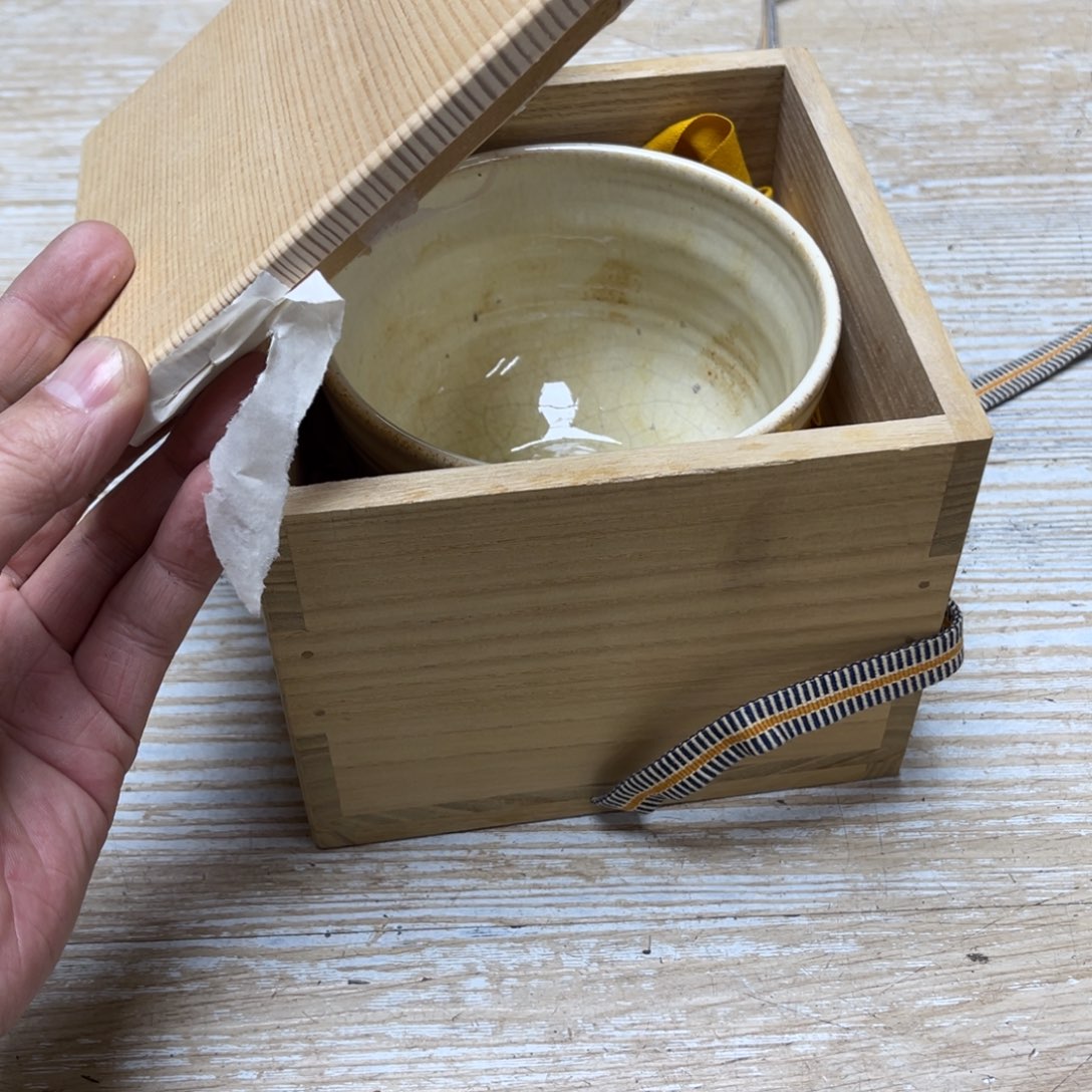 瓷片慢*羊密密麻麻地排列着一个