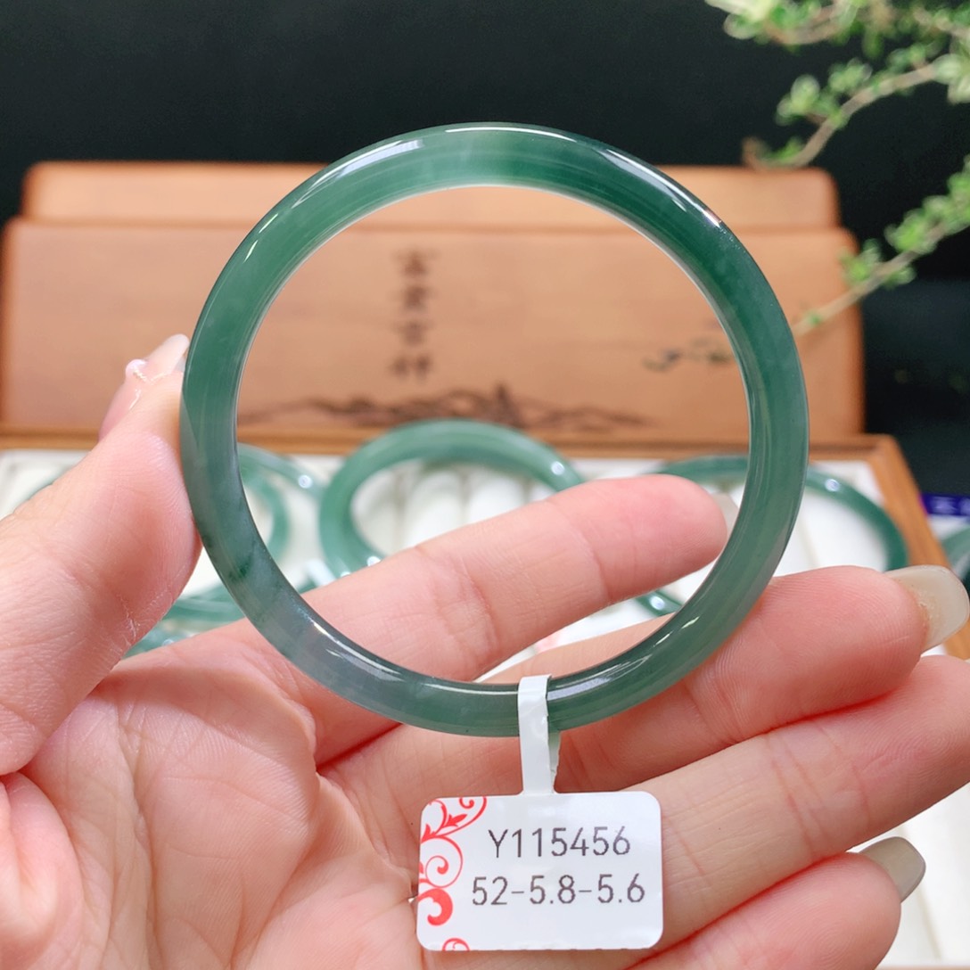 翡翠手镯未镶嵌天然