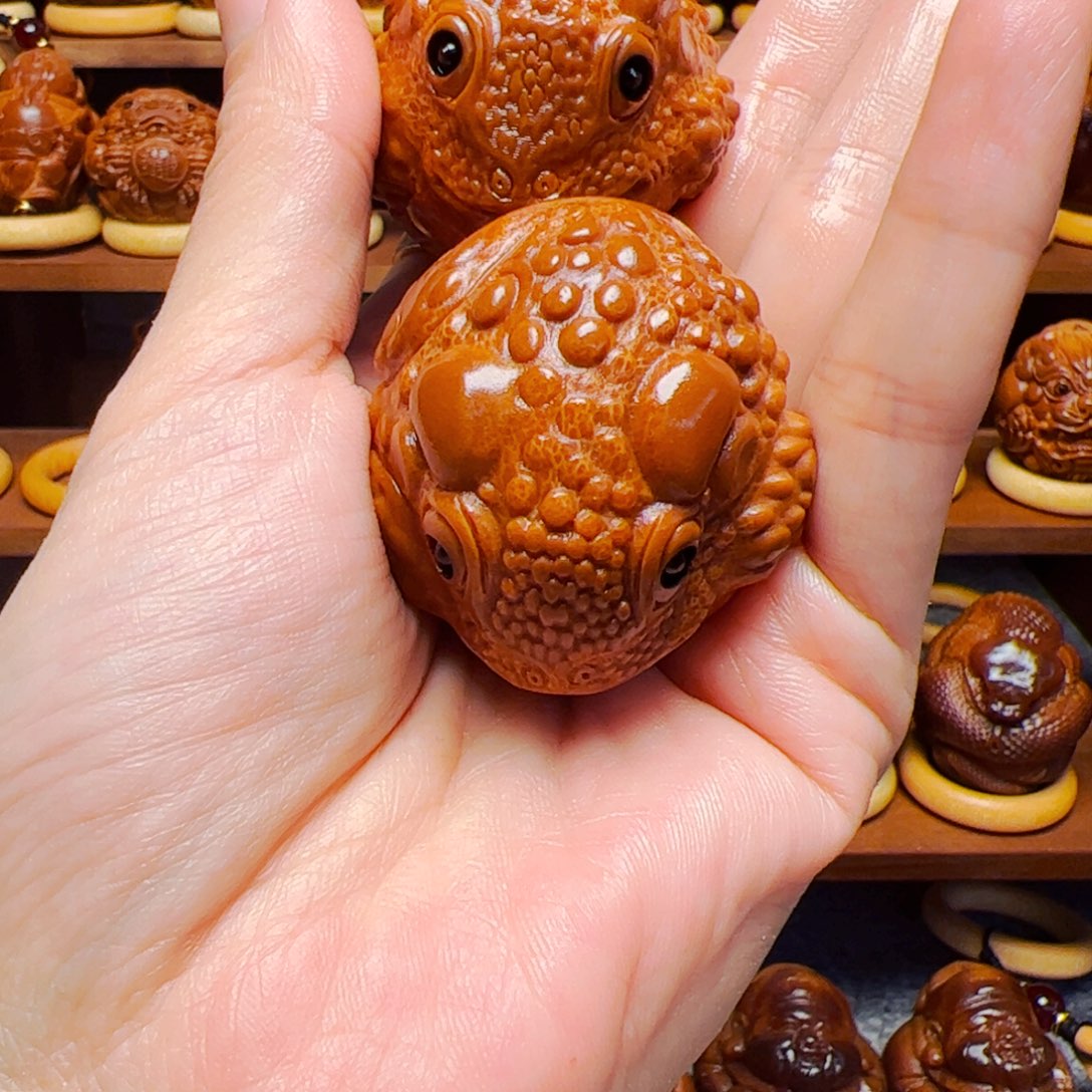 橄榄核手串俏****）金蟾一对