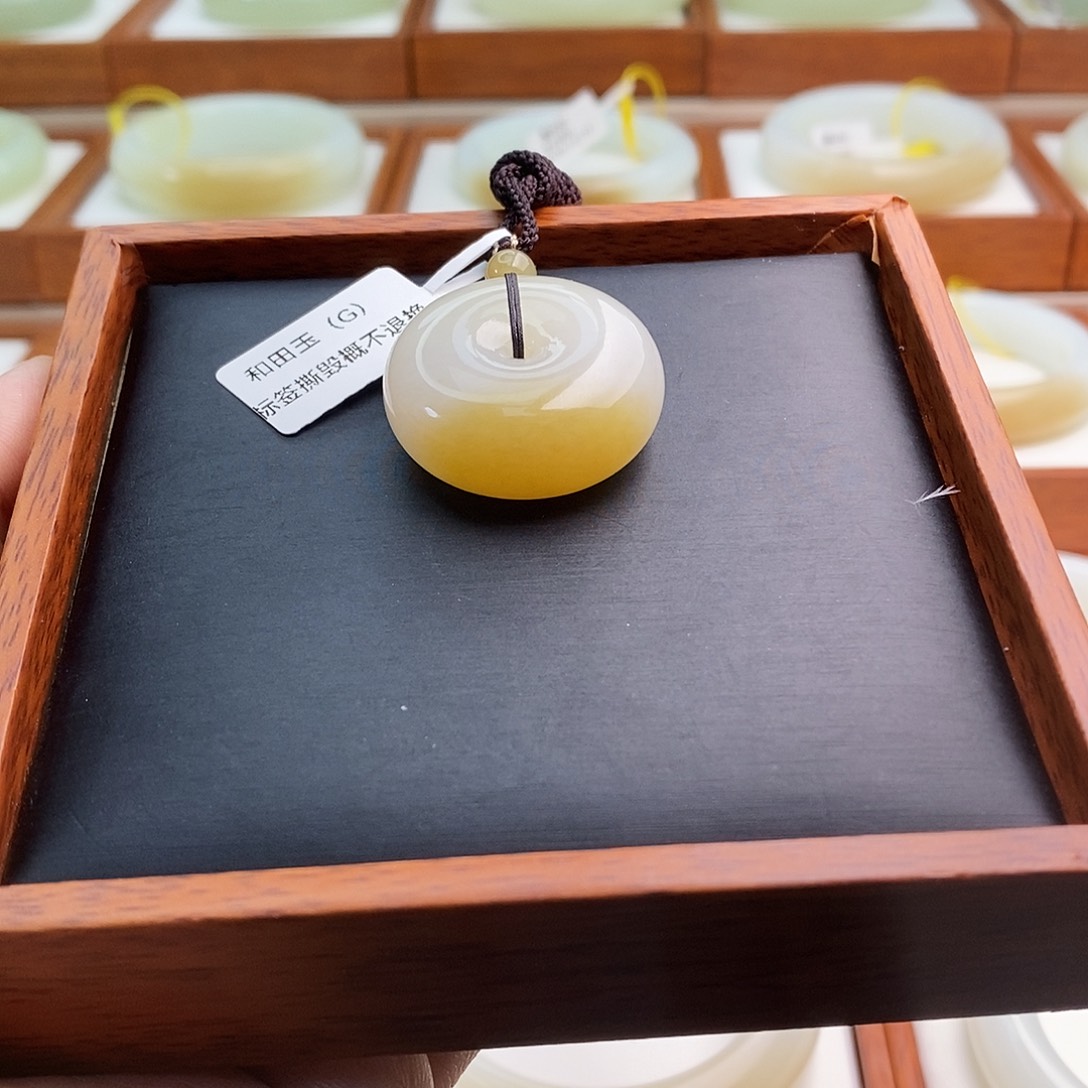 和田玉（糖玉）颈饰未镶嵌