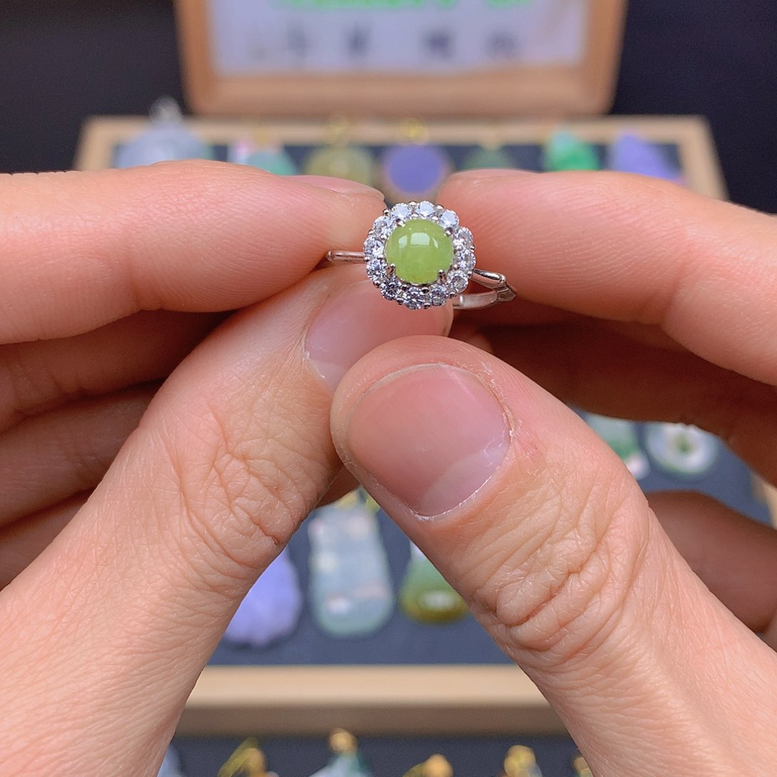 翡翠颈饰未镶嵌翡翠