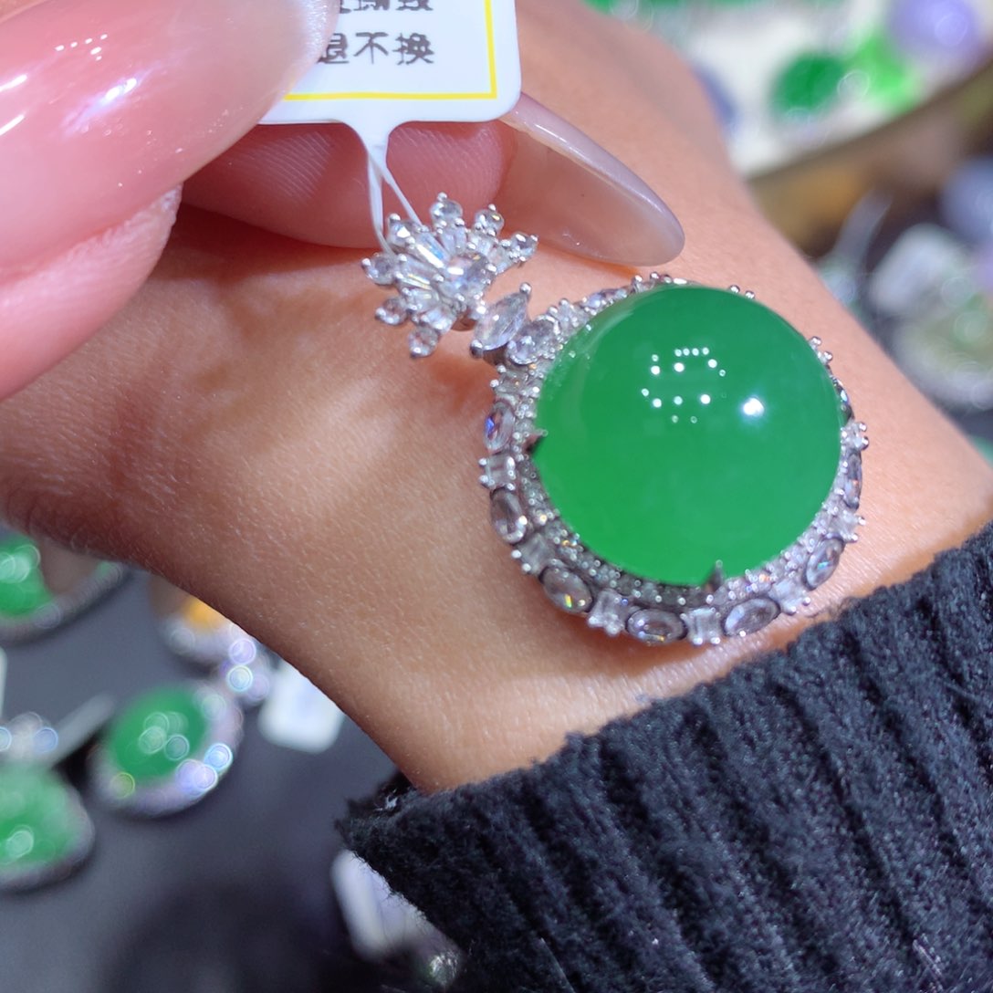 翡翠吊坠(不含链)18K金镶嵌