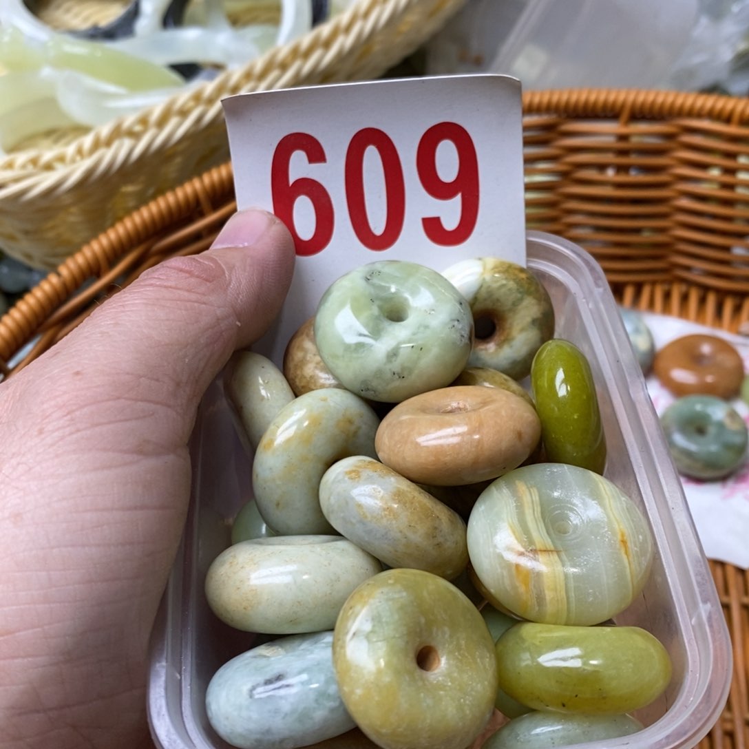 蛇纹石玉挂坠未镶嵌