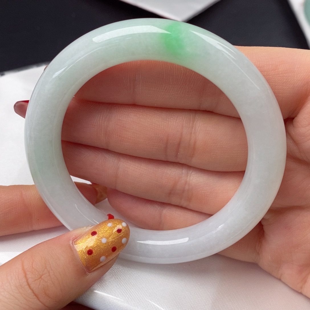 翡翠手镯未镶嵌56口