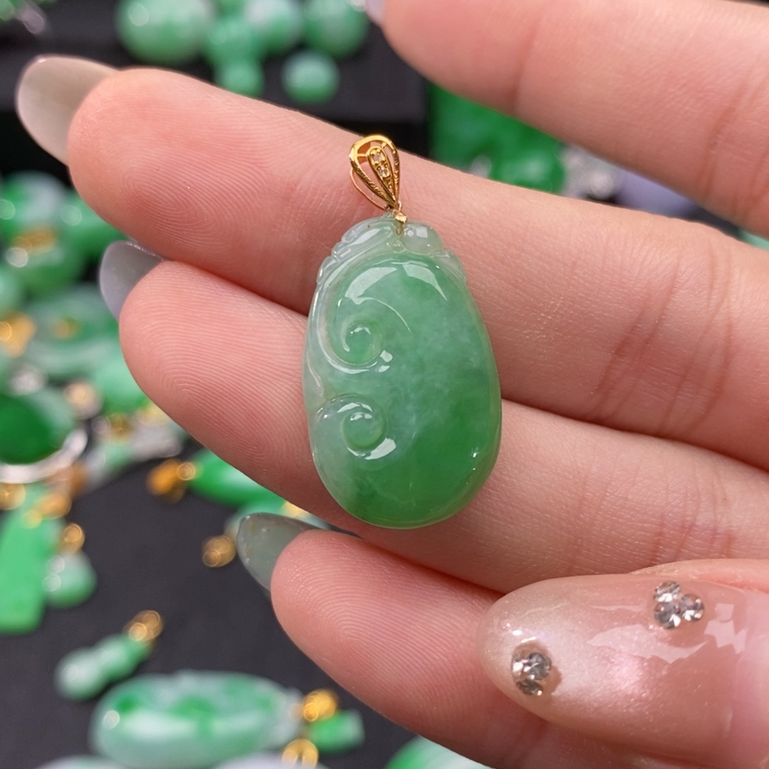 翡翠18K金镶嵌颈饰翡翠