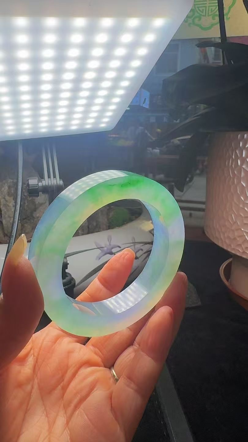 缅甸翡翠手镯翡翠色