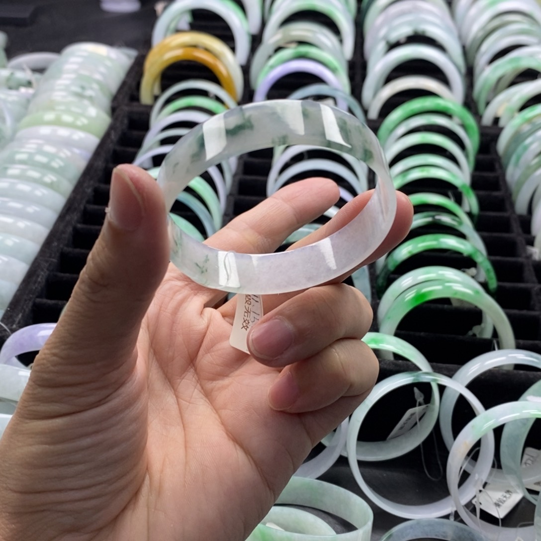 翡翠手镯未镶嵌翡翠