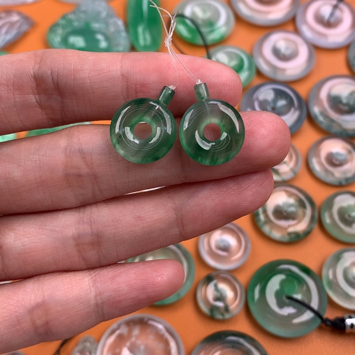 翡翠挂件未镶嵌….