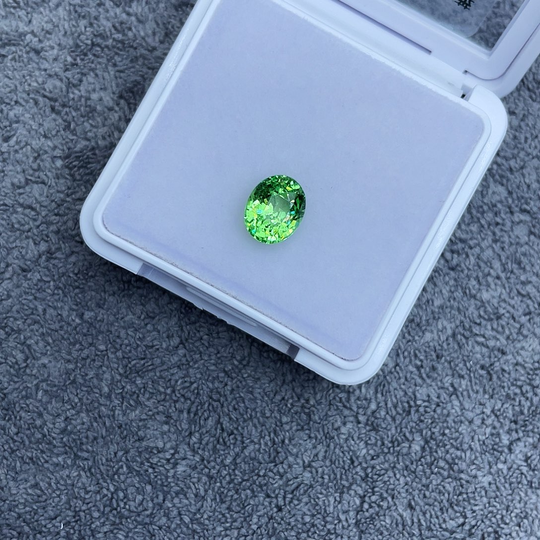 薛***霜未镶嵌石榴石裸石2.18Ct