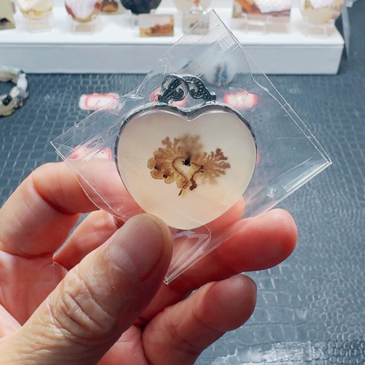 晴***。玛瑙/玉髓未镶嵌珠宝奇石