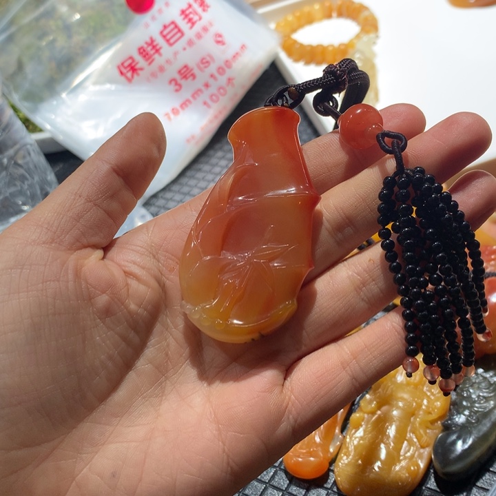 石英质玉（黄龙玉）未镶嵌颈饰