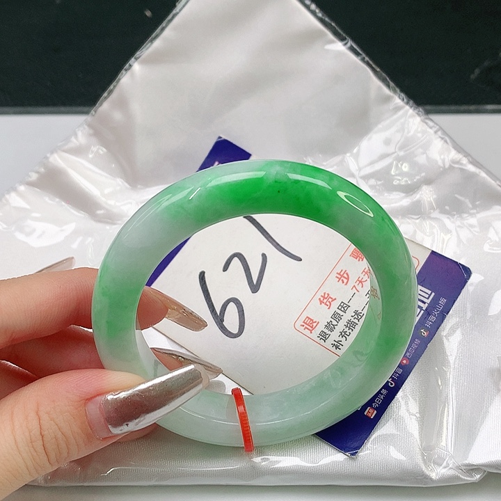 翡翠手镯未镶嵌翡翠手镯