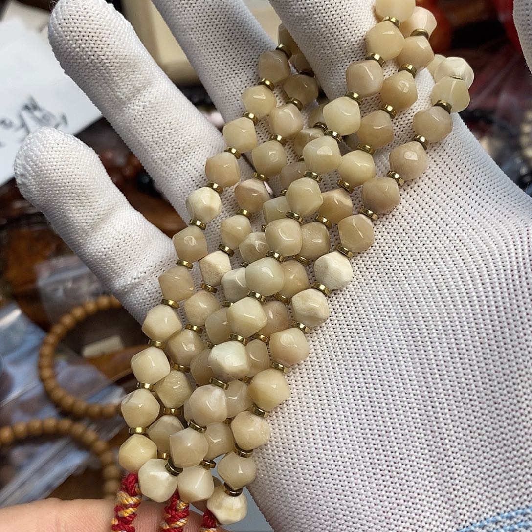 白玉菩提吊坠驼自在地