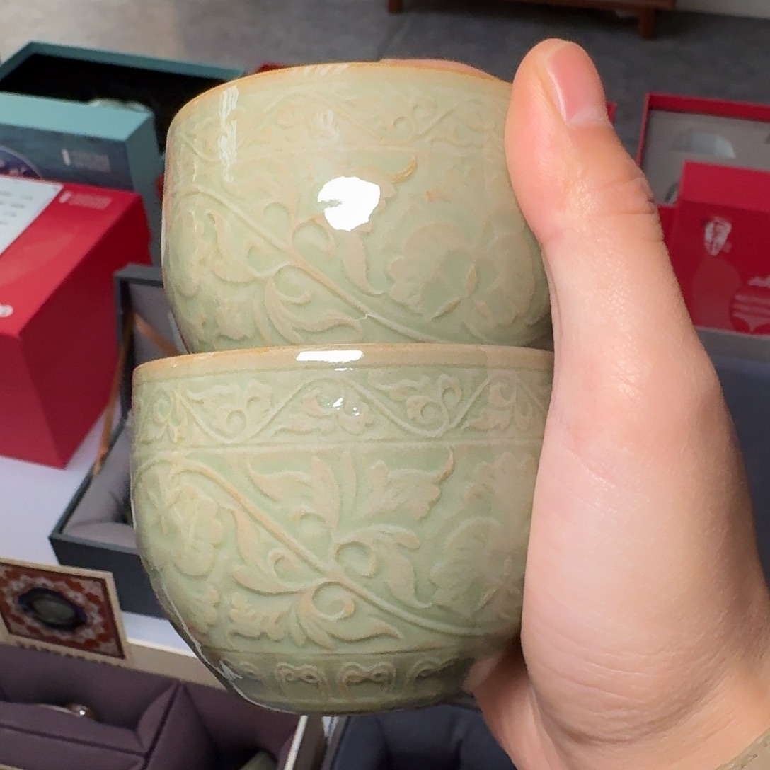黑泥牡丹缸杯官字底款 2 只