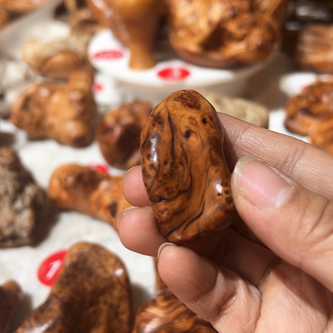 柏木j****江黑金小手把件