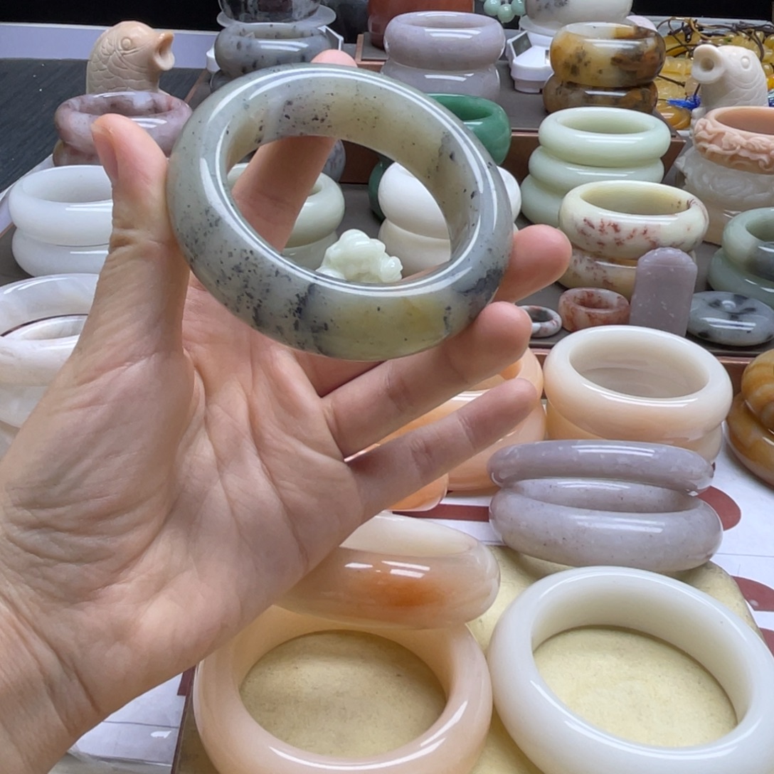 石英质玉（佘太翠）未镶嵌手镯