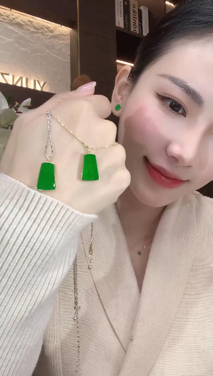 【云中意】 18K金镶嵌翡翠无事牌吊坠(不含链)- 多样性发货一件-caf