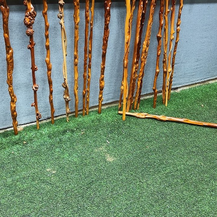 木质黑果木、红果木．南对节．残疤棍登山棍，禅杖．各种把玩件