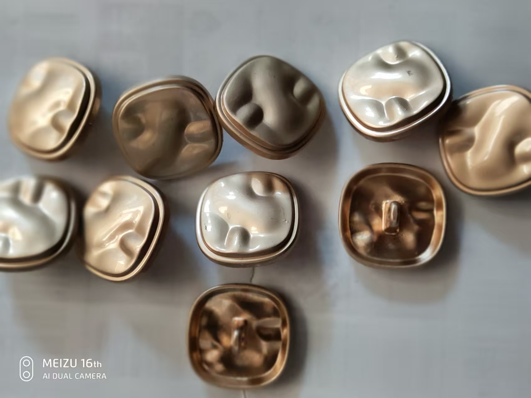 高档合金纽扣，金属方向凹凸面金色亚光纽扣，风衣外套衬衫纽扣