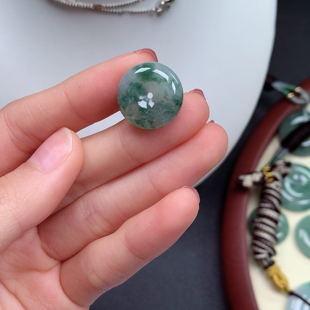 翡翠颈饰未镶嵌平安扣