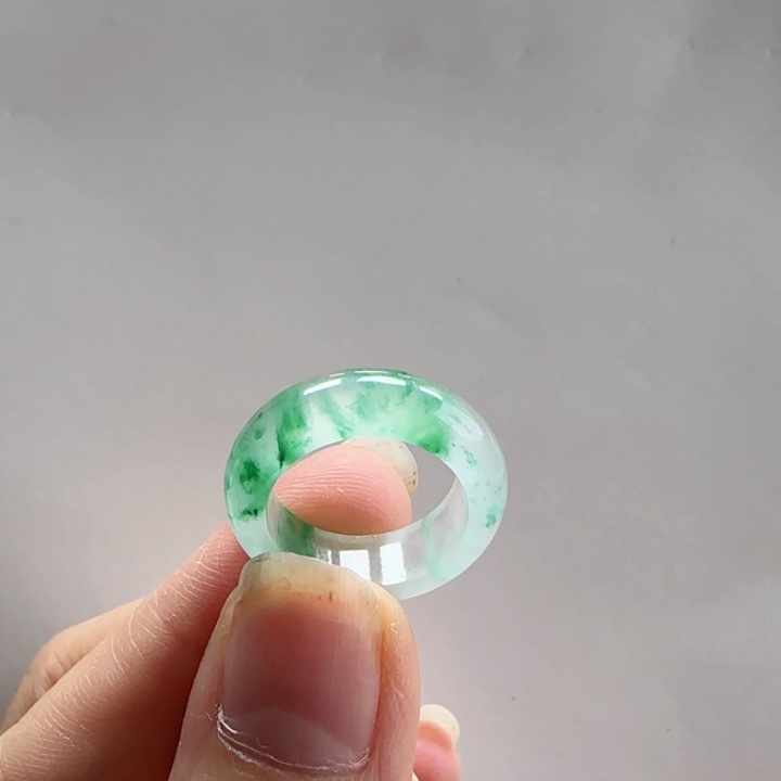 X***：石英质玉（非洲翠）未镶嵌戒圈