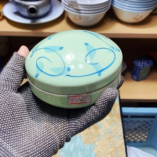 瓷片鑫年快乐。万事如意