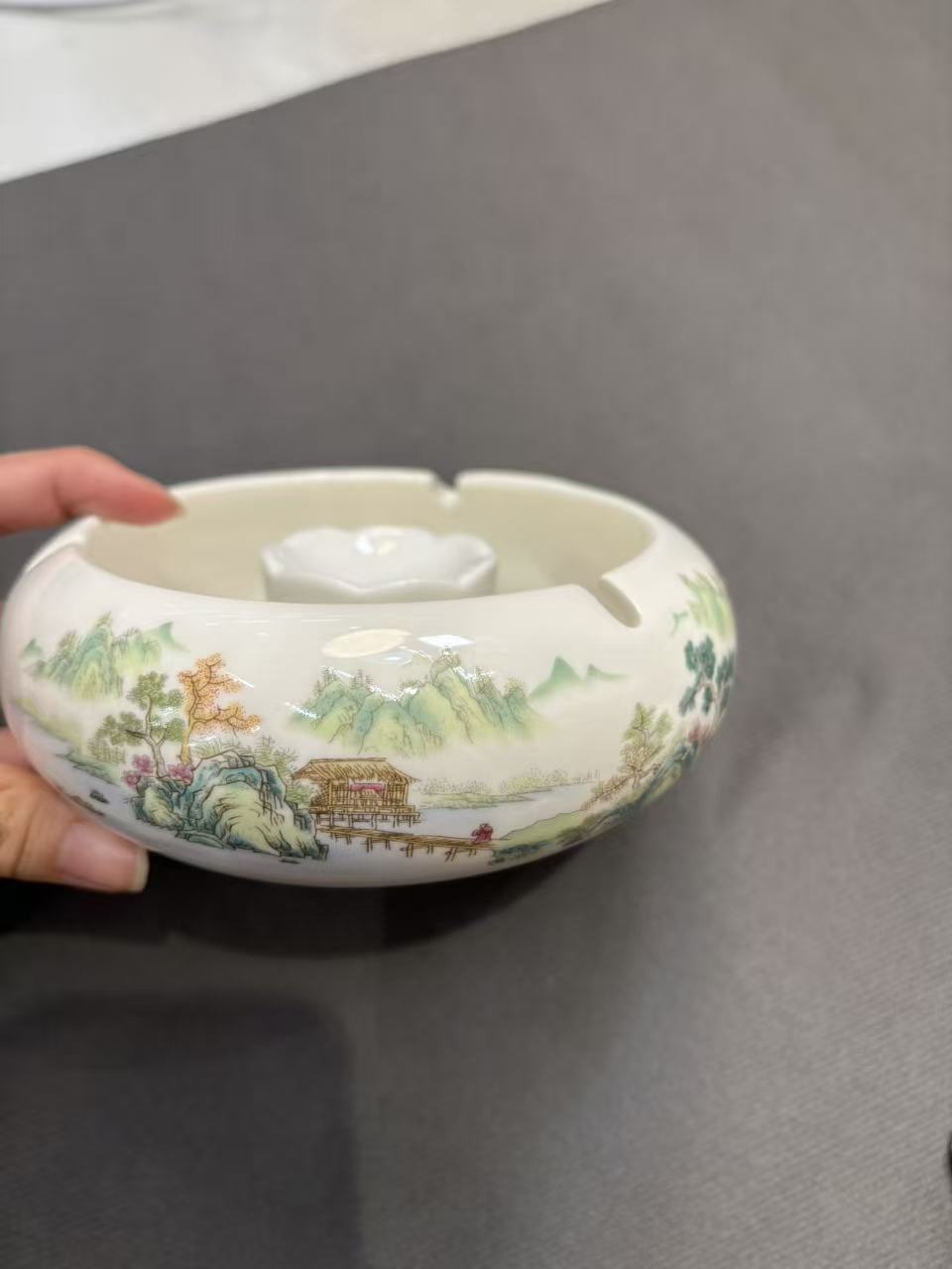 Y582羊脂玉瓷游春山水陶瓷