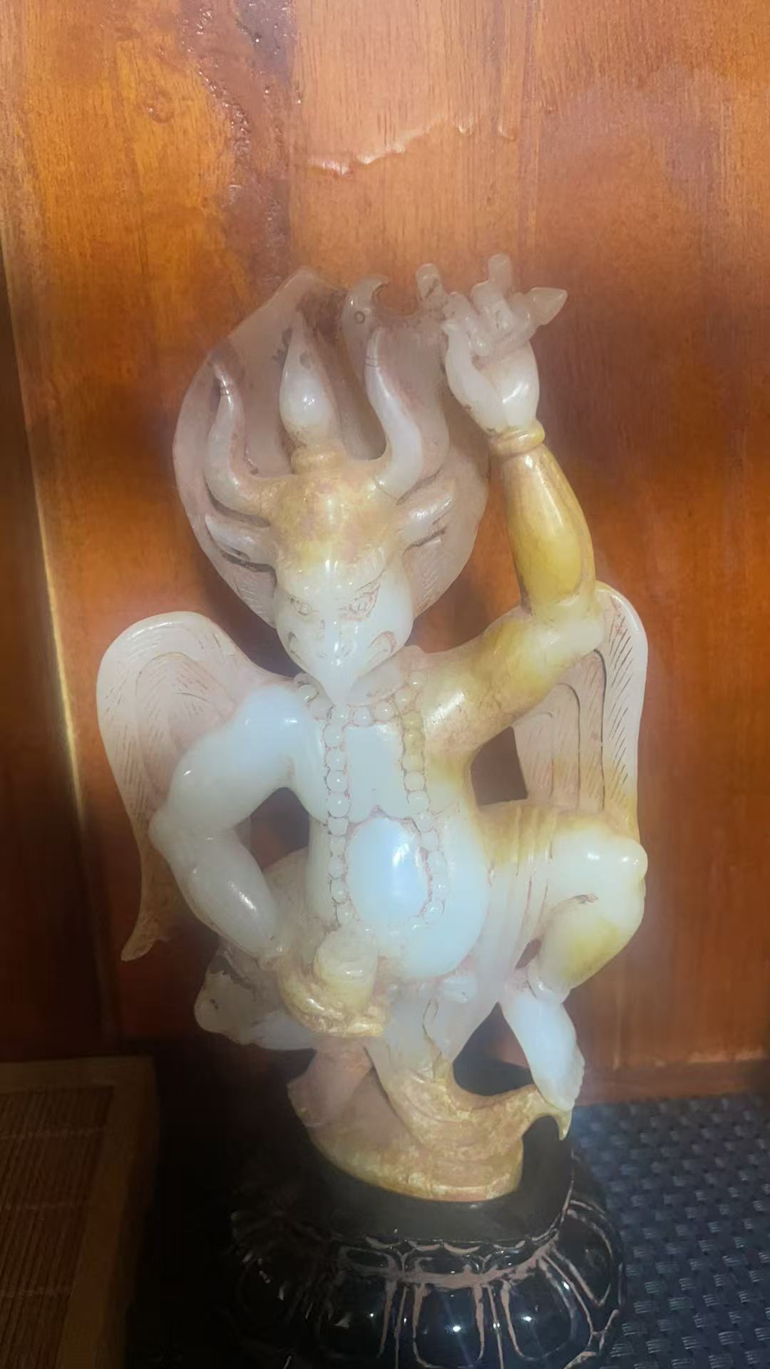 天然精美雕刻和田玉摆件