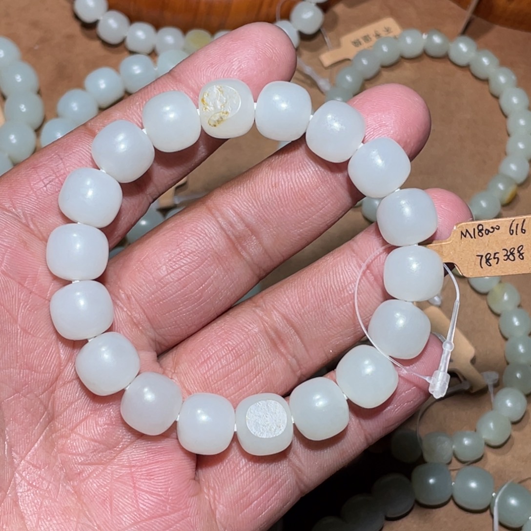 贪***是和田玉未镶嵌手链