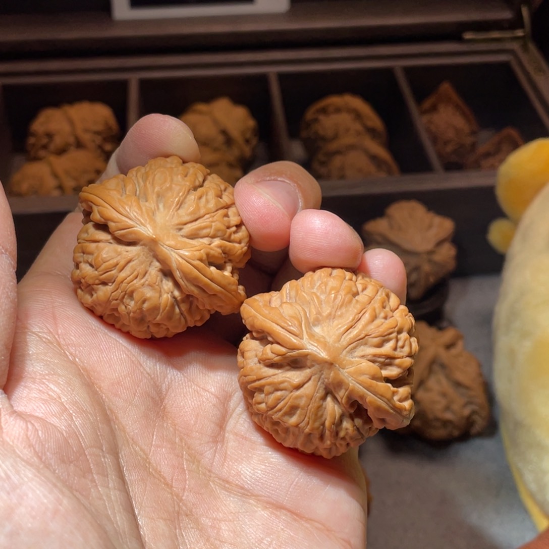 文玩核桃吊坠莲花