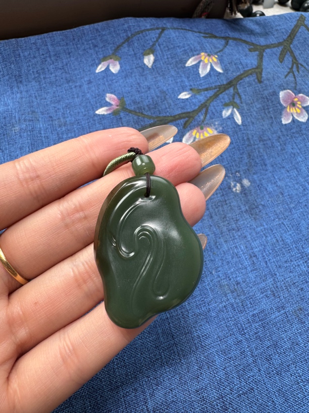 和田玉沙枣青挂件