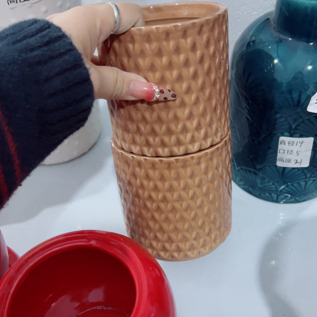 有孔，陶瓷花盆满10米包邮发货。微瑕介意慎拍