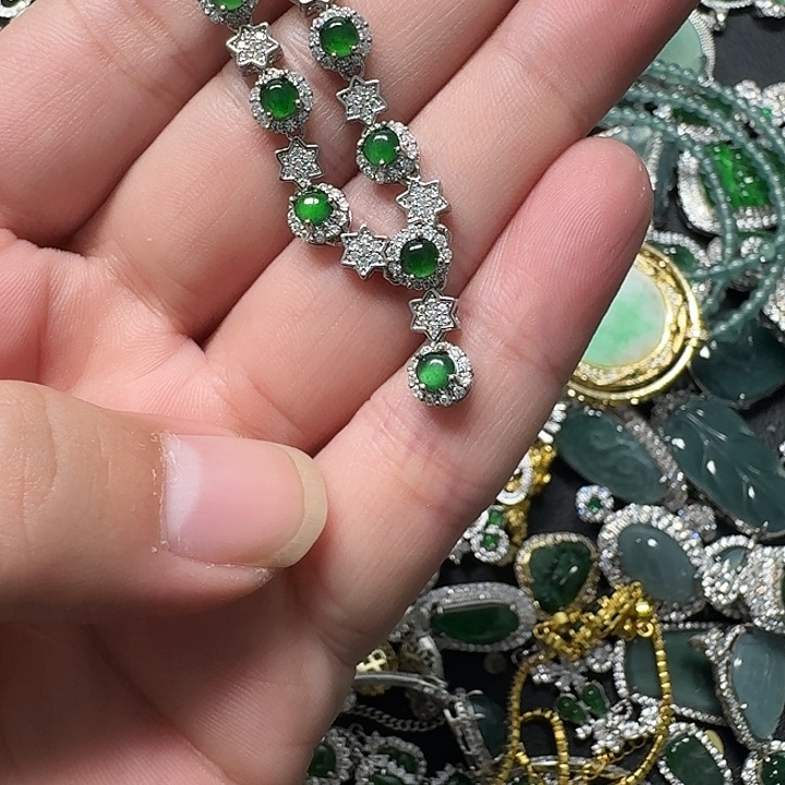 翡翠未镶嵌颈饰天然A货翡翠放漏